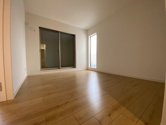 居室・リビング　同物件別部屋