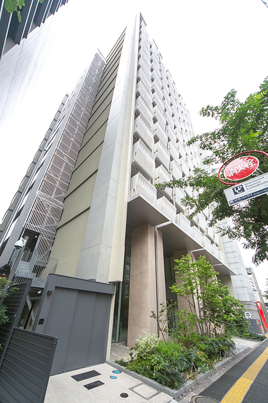 建物外観　★中目黒駅徒歩2分。駅前でお買い物も楽しめます