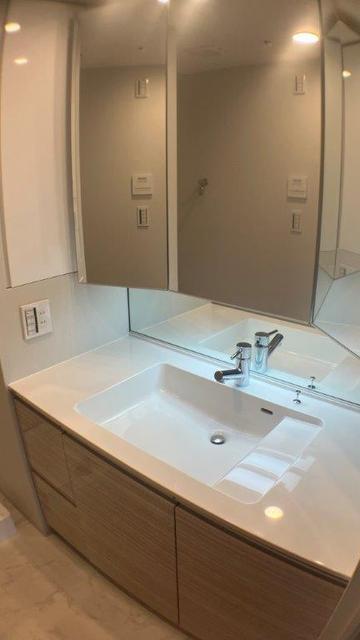 洗面設備　三面鏡付洗面化粧台