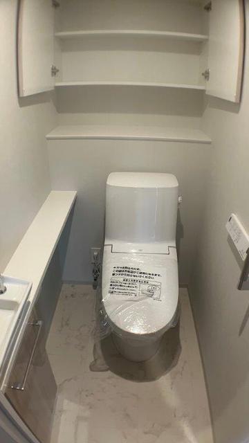 トイレ　温水洗浄便座・手洗いカウンター付