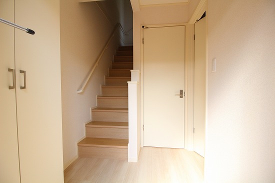 玄関　類似部屋写真（左右反転となります）