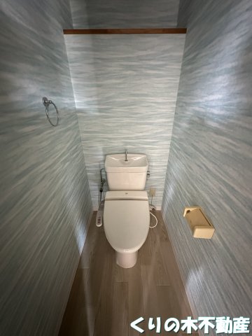 トイレ　落ち着いた色調のトイレです