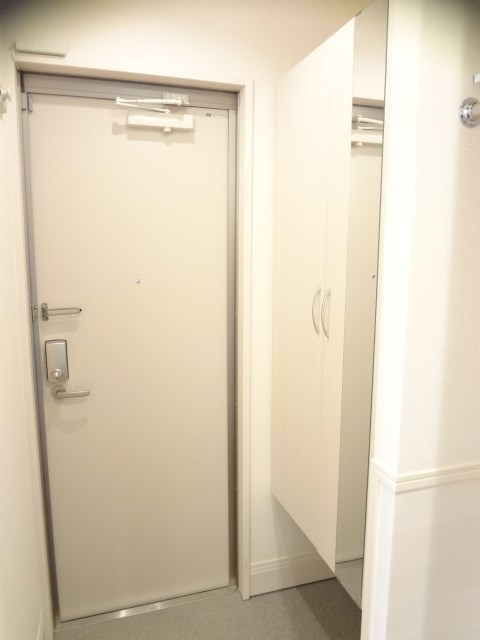 玄関　※同アパート別部屋の参考写真です。
