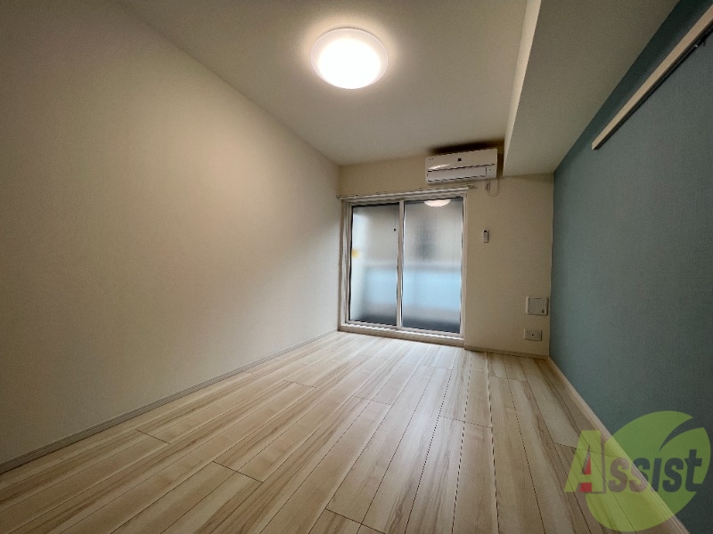 居室・リビング　７帖の洋室です。天井も高く開放感があるお部屋ですね。