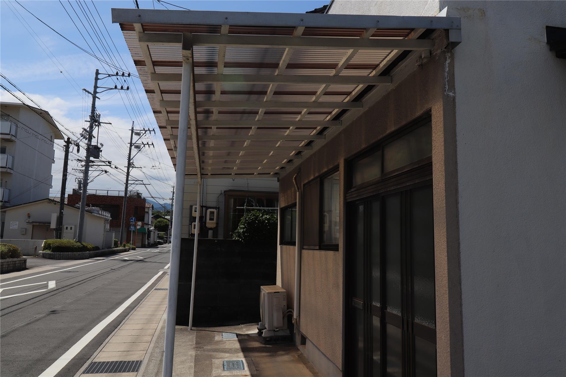 バルコニー　玄関前が屋根付きです。