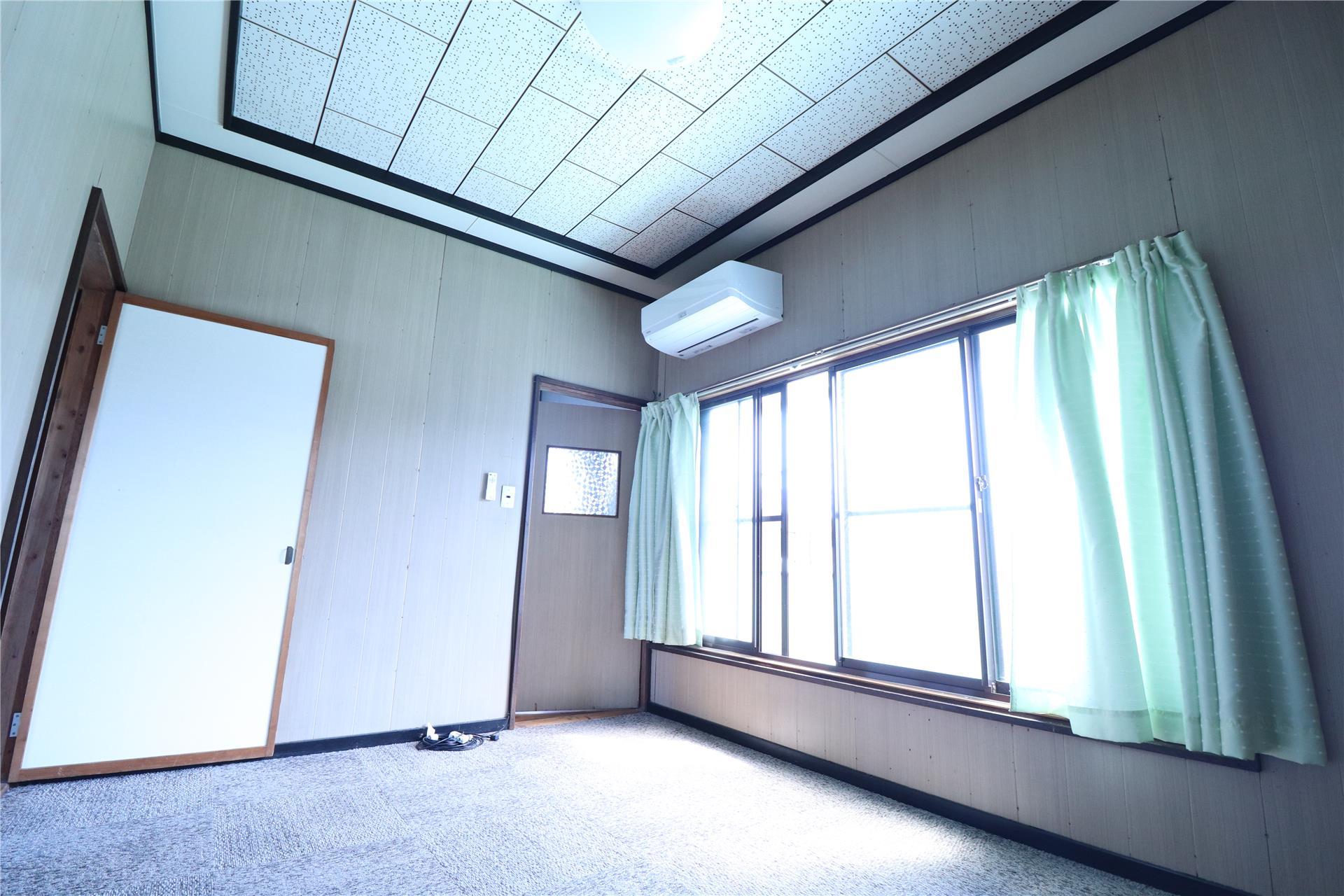 その他部屋・スペース　2階洋室6帖。通り側の部屋です。エアコンはサービス品です。