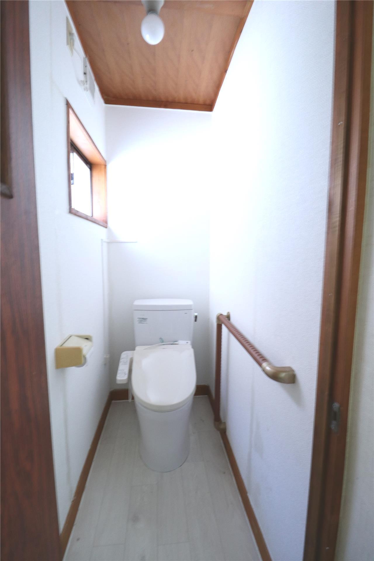 トイレ　ウォシュレット付き。手すりも付いています。