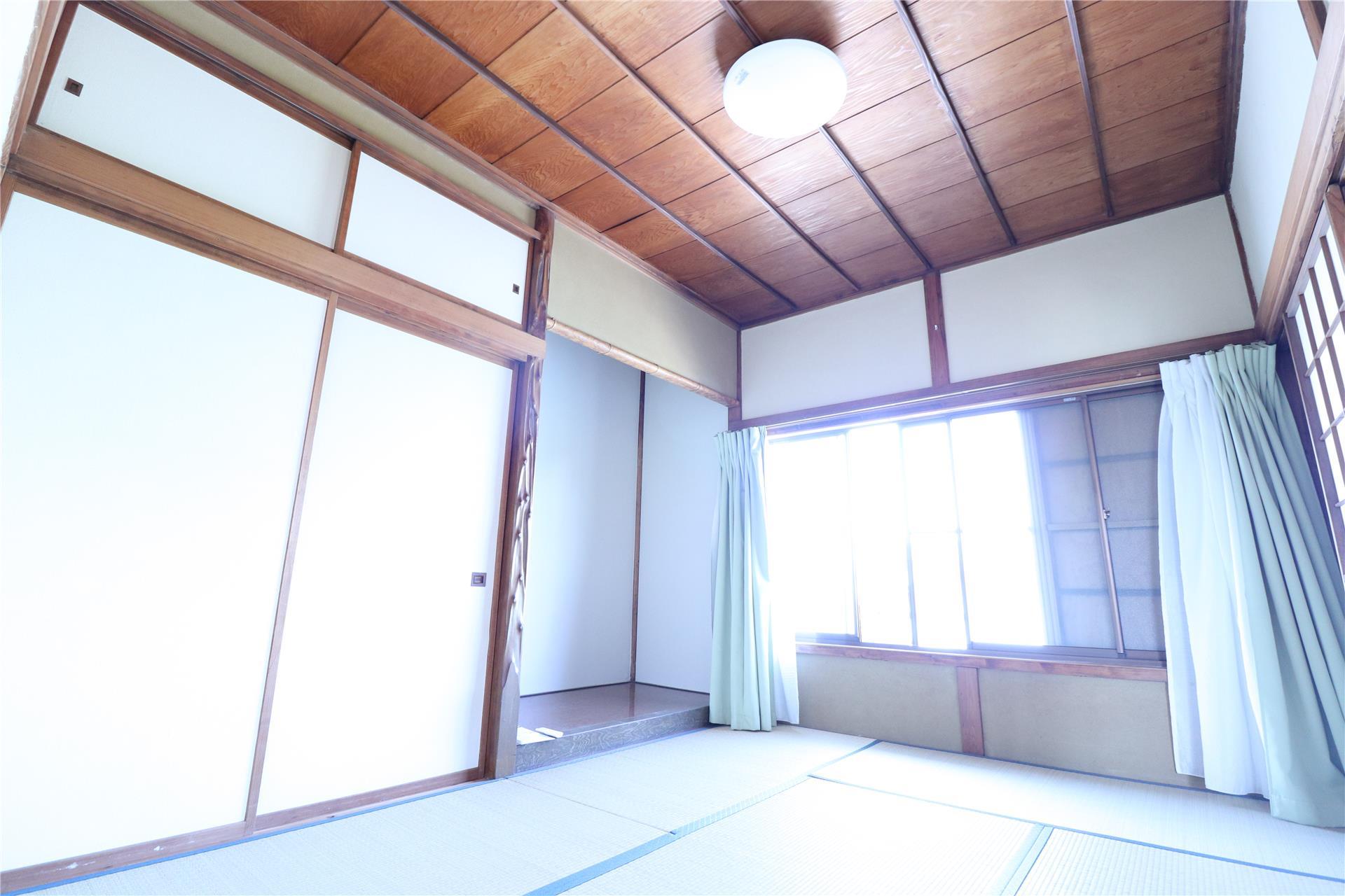 収納　2階和室・押し入れ・天袋・床の間もあります。風通し良好です。
