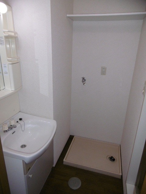 洗面設備　洗濯機置場・洗面化粧台※写真は103号室のお部屋です。