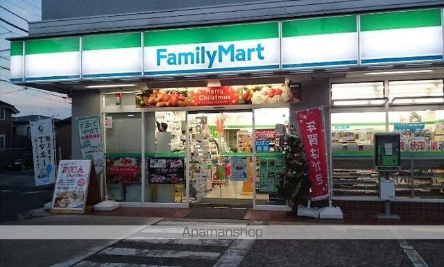 コンビニ　ファミリーマート（コンビニ）まで300m