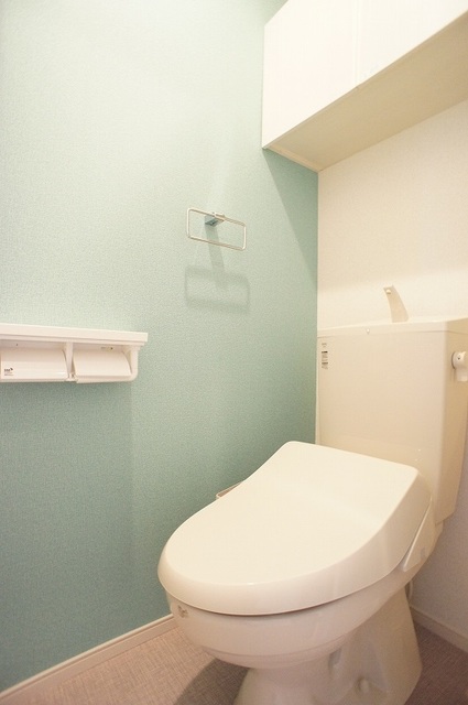 トイレ　トイレはシャワー付き洗浄便座で快適です