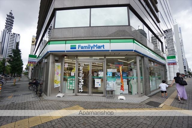 コンビニ　ファミリーマート（コンビニ）まで240m