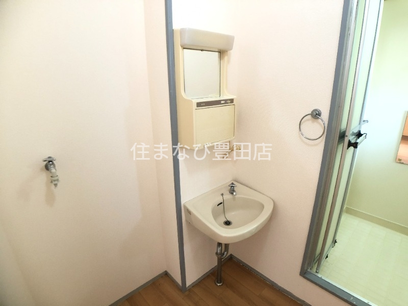 洗面設備　別室同型写真
