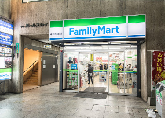 コンビニ　ファミリーマート 中野駅南店（コンビニ）まで245m