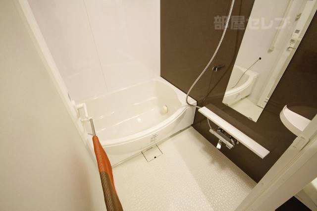 バス・シャワールーム　１０２号室の写真を使用しています。
