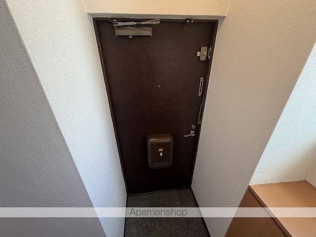 地下鉄御堂筋線 江坂駅 徒歩8分 7階建 築54年の玄関写真