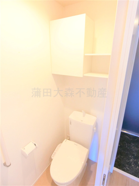 トイレ　棚収納と温水洗浄便座付き　トイレ
