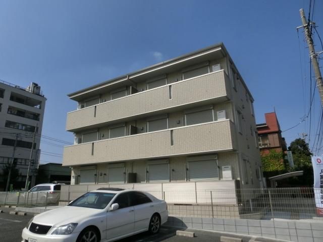 建物外観　前面駐車場で日当たりも良好です。
