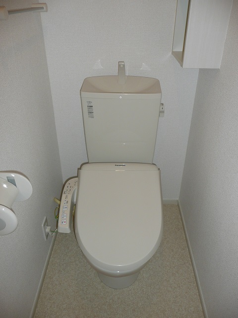 トイレ　210号室の写真を掲載しております。