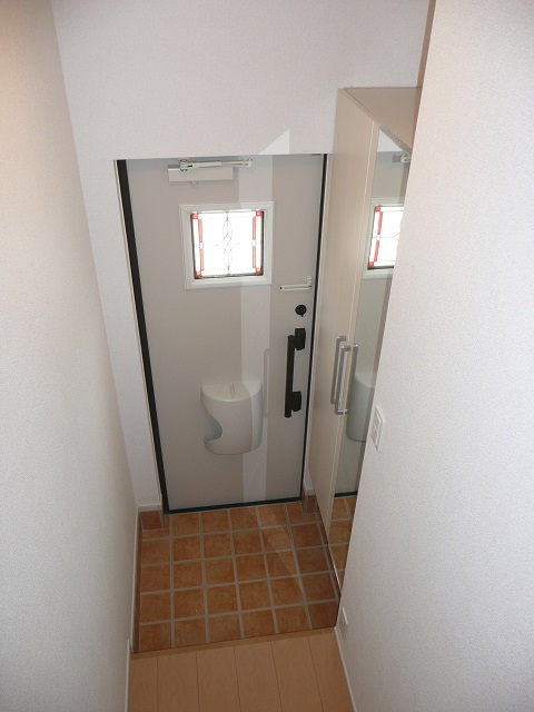 玄関　210号室の写真を掲載しております。