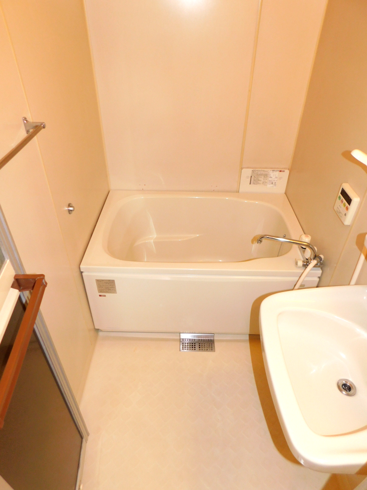 バス・シャワールーム　追焚機能付きバス！