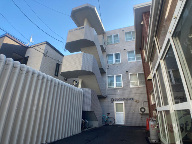 【札幌市中央区南十八条西のマンションの建物外観】