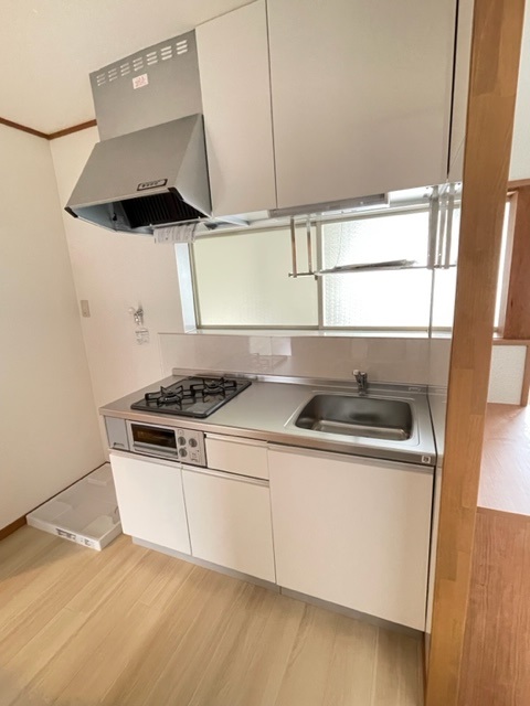キッチン　システムキッチンに洗濯機置き場