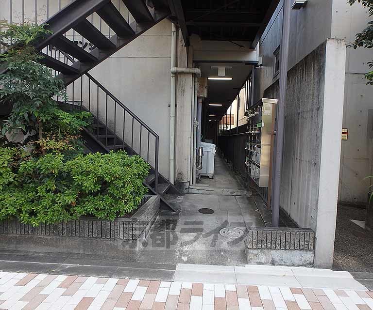 【京都市左京区田中東高原町のマンションのエントランス】