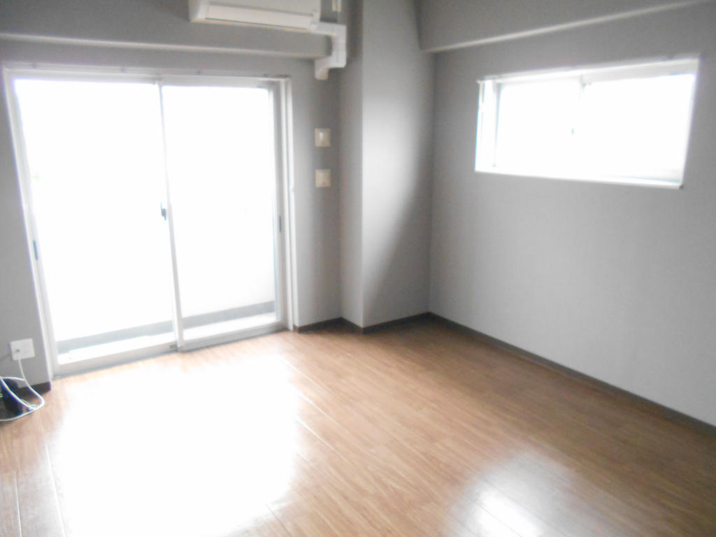 居室・リビング　8.7帖の広々洋室、エアコン設備付き