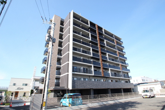 【岡山市南区青江のマンションの建物外観】