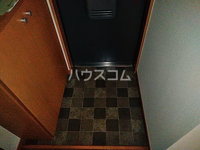 【横浜市金沢区富岡西のアパートの玄関】