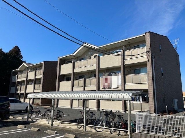 成田市江弁須のマンションの建物外観