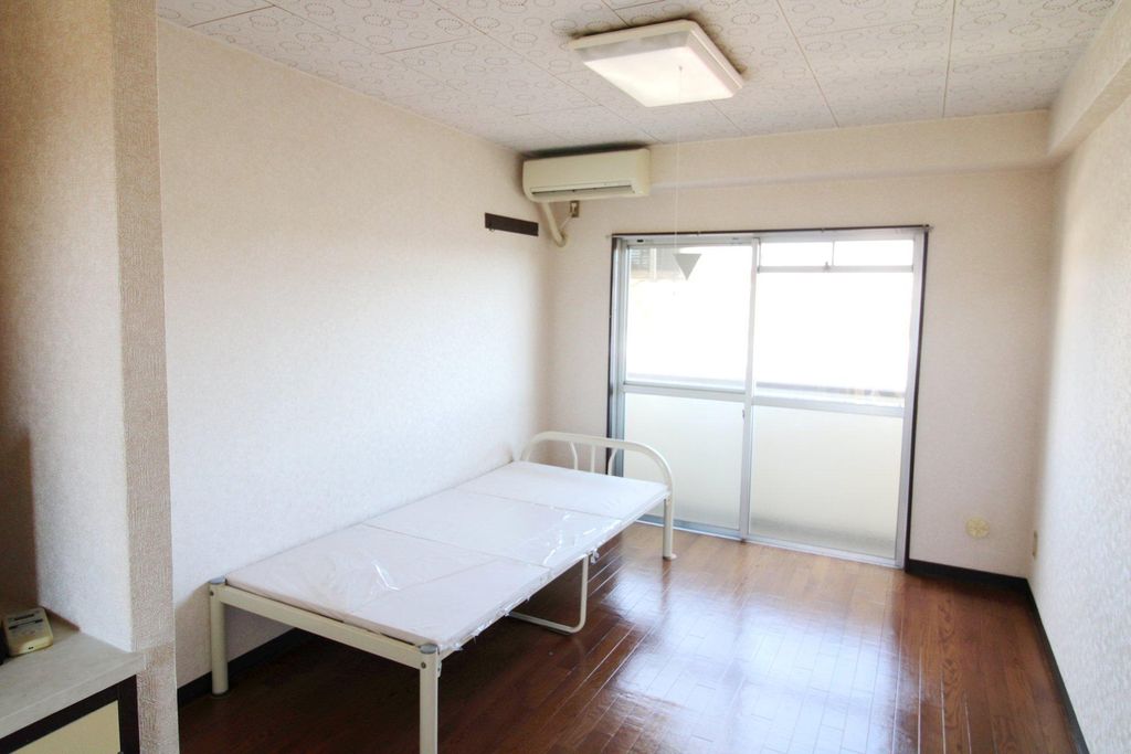 居室・リビング　ベッド撤去可能です。