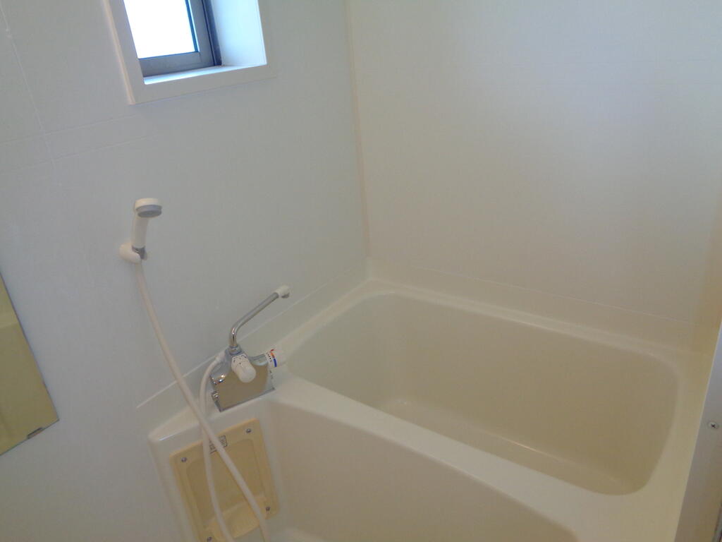 バス・シャワールーム　小窓付きで換気のできる浴室