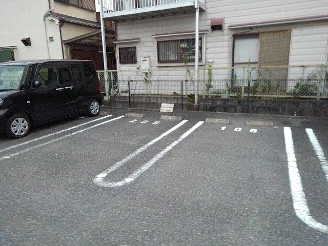 【天理市田町のアパートの駐車場】