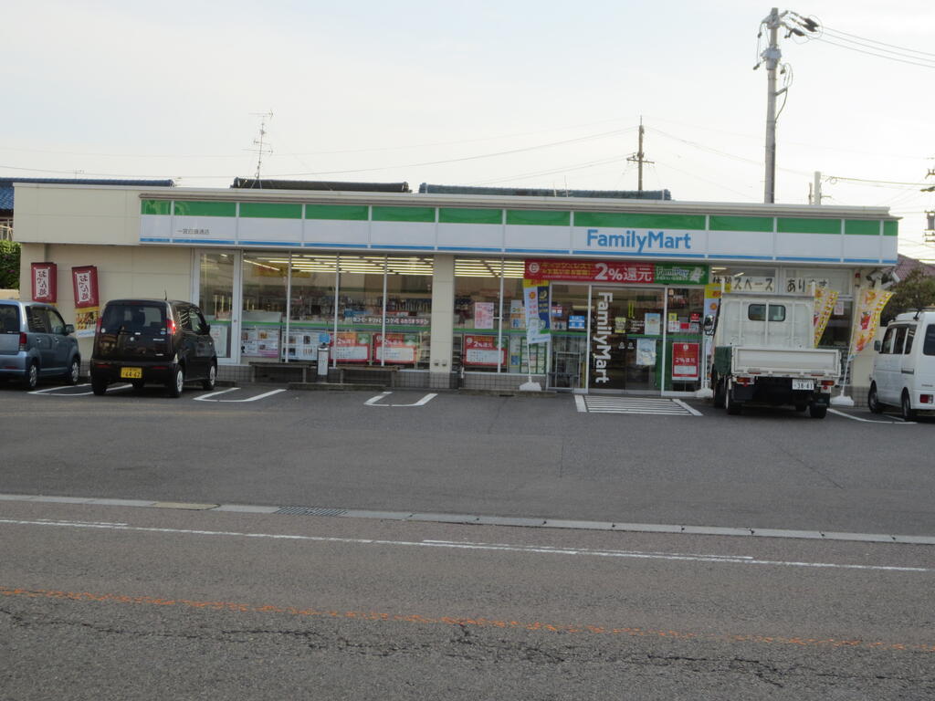 コンビニ　ファミリーマート一宮白旗通店（コンビニ）まで542m