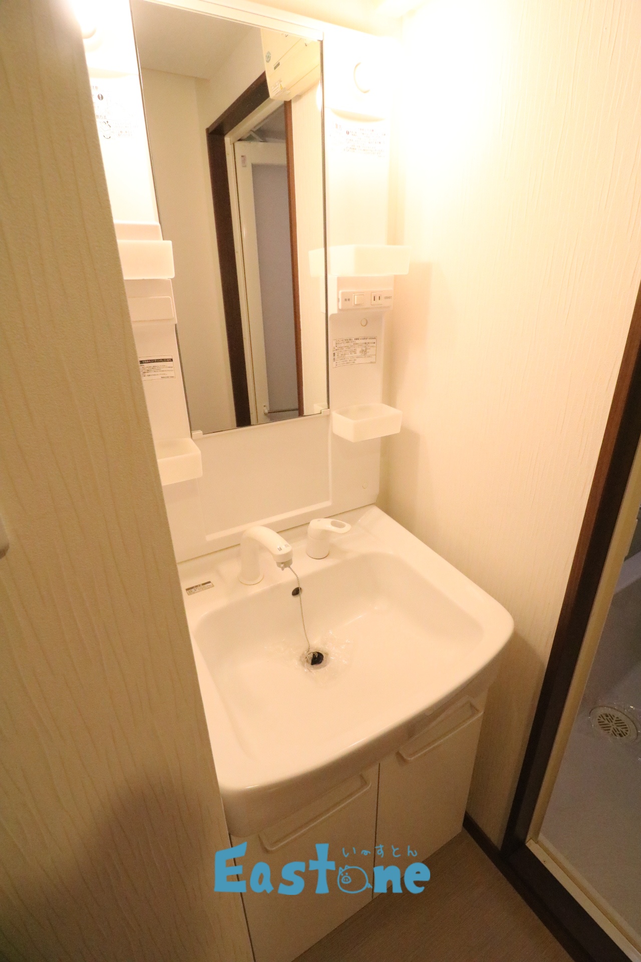 洗面設備　照明付きの独立洗面台で朝の準備が楽です！