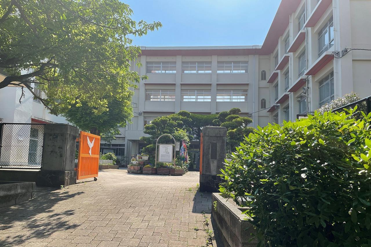 【アミティ宝栄町の小学校】