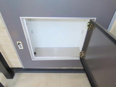 玄関　玄関扉に宅配ボックスあり