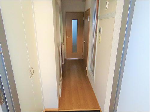 居室・リビング　玄関からのアングルです