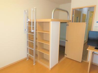 収納　本棚、ベッド下収納あり