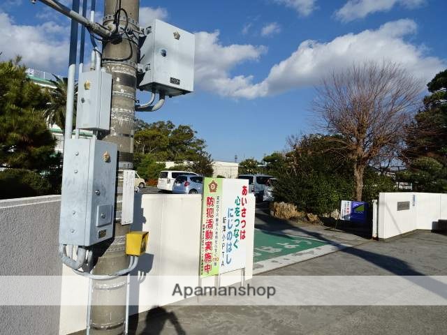 小学校　新津小学校（小学校）まで1263m