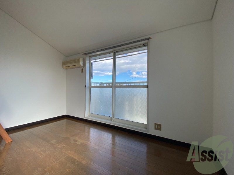 居室・リビング　５．２帖のリビングは大きな窓のおかげでよく陽が差します