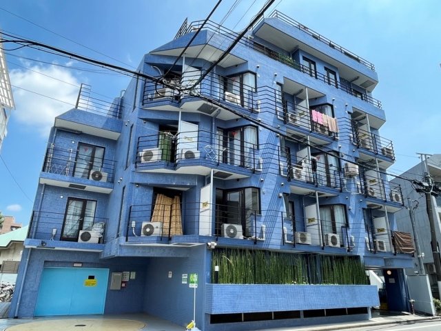 【新宿区若松町のマンションの建物外観】