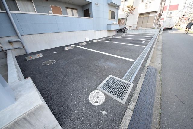 【川越市藤原町のマンションの駐車場】