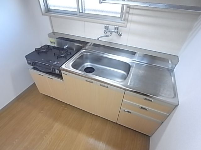 キッチン　二口ガスコンロついてます。