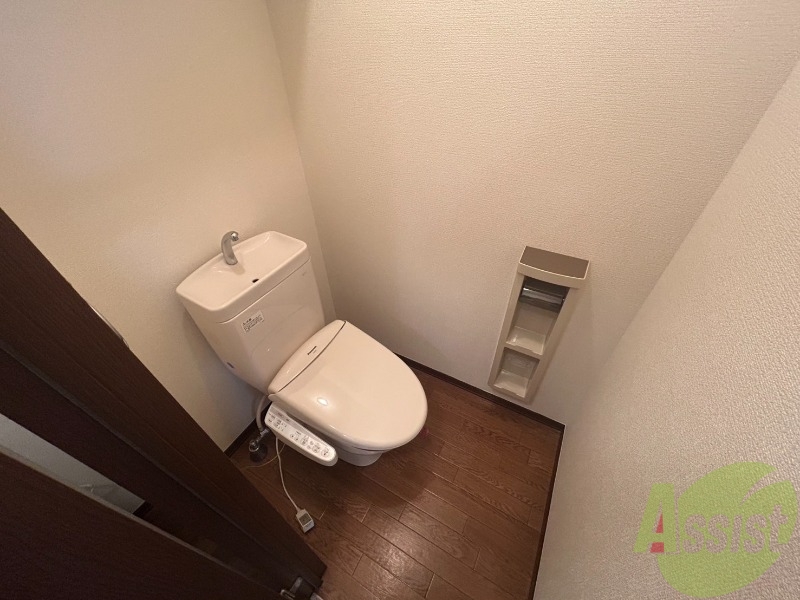 トイレ　温水洗浄便座のトイレで清潔感があります。