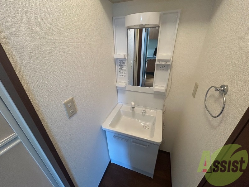 洗面設備　シャンプードレッサー付の独立洗面台で身支度がしやすいです。