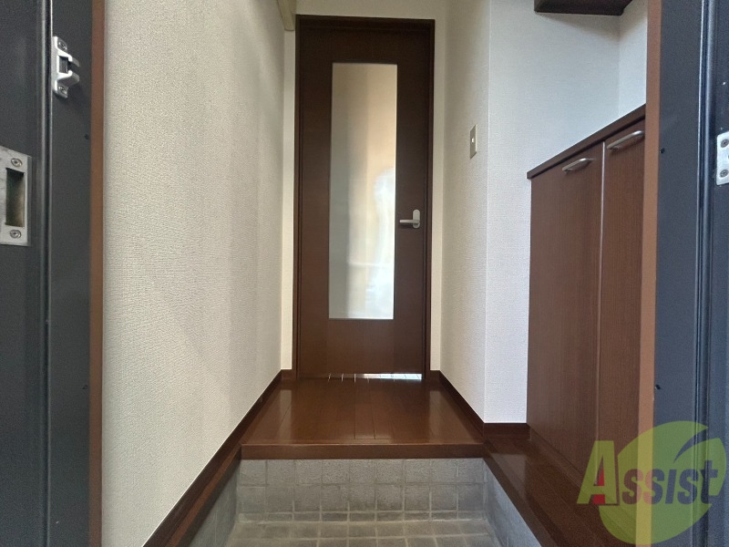 玄関　玄関にはシューズボックスがあるため靴が多い方も収納できます。