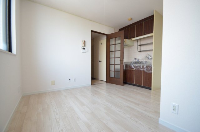 居室・リビング　キッチンスペースも広く部屋も広いのでテーブルや椅子もここに設